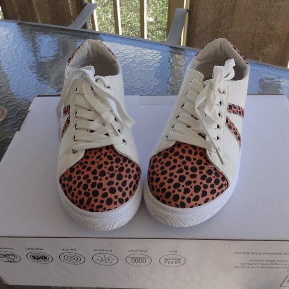 Jelly Pop stylish flat sneaker, cream, Chita print, like new, 9, - Picture 1 of 8